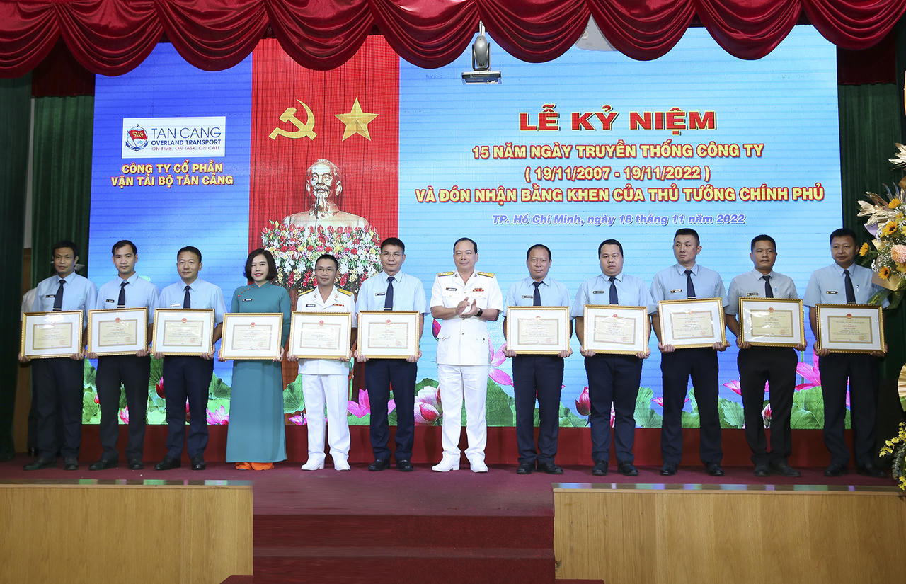 Công ty CP Vận tải bộ Tân Cảng đón nhận bằng khen của Thủ tướng Chính phủ