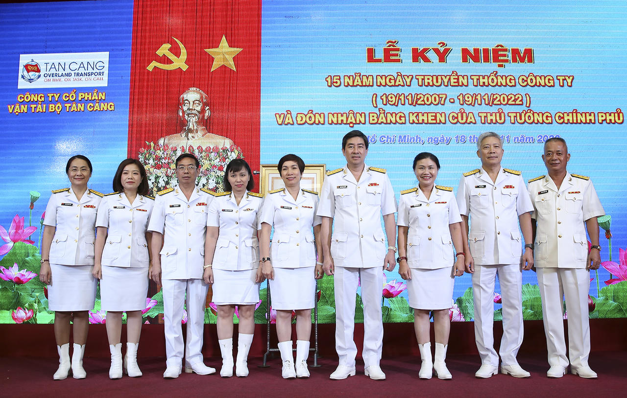 Công ty CP Vận tải bộ Tân Cảng đón nhận bằng khen của Thủ tướng Chính phủ