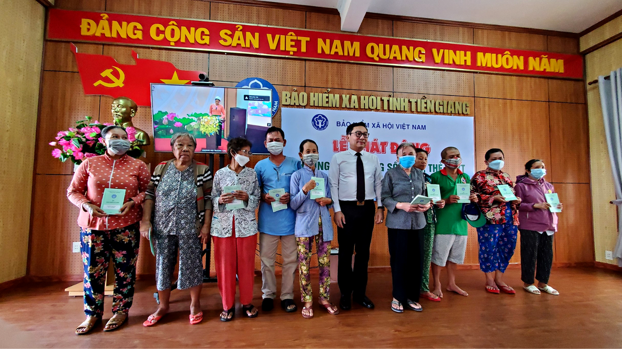Trao tặng sổ BHXH và BHYT cho người dân có hoàn cảnh khó khăn tại Tiền Giang