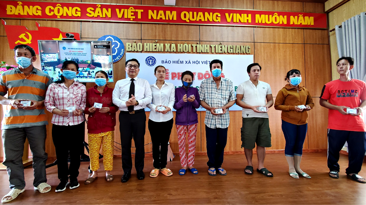 Trao tặng sổ BHXH và BHYT cho người dân có hoàn cảnh khó khăn tại Tiền Giang