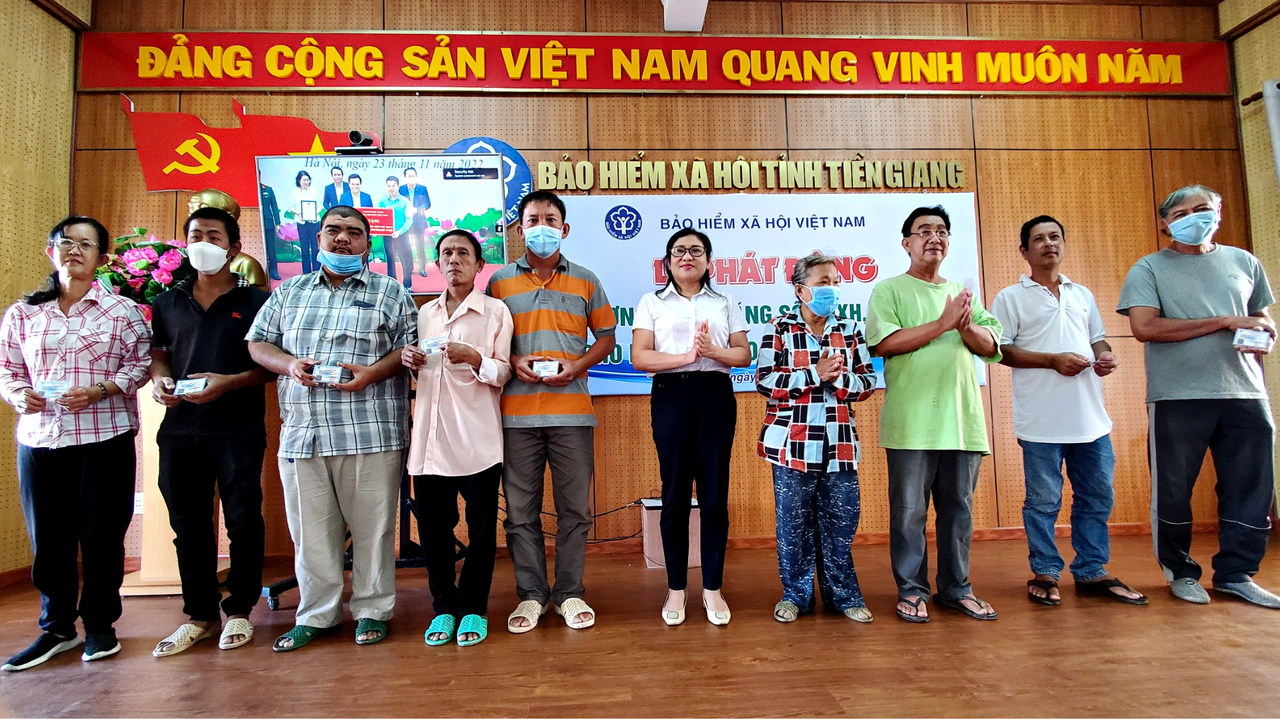 Trao tặng sổ BHXH và BHYT cho người dân có hoàn cảnh khó khăn tại Tiền Giang