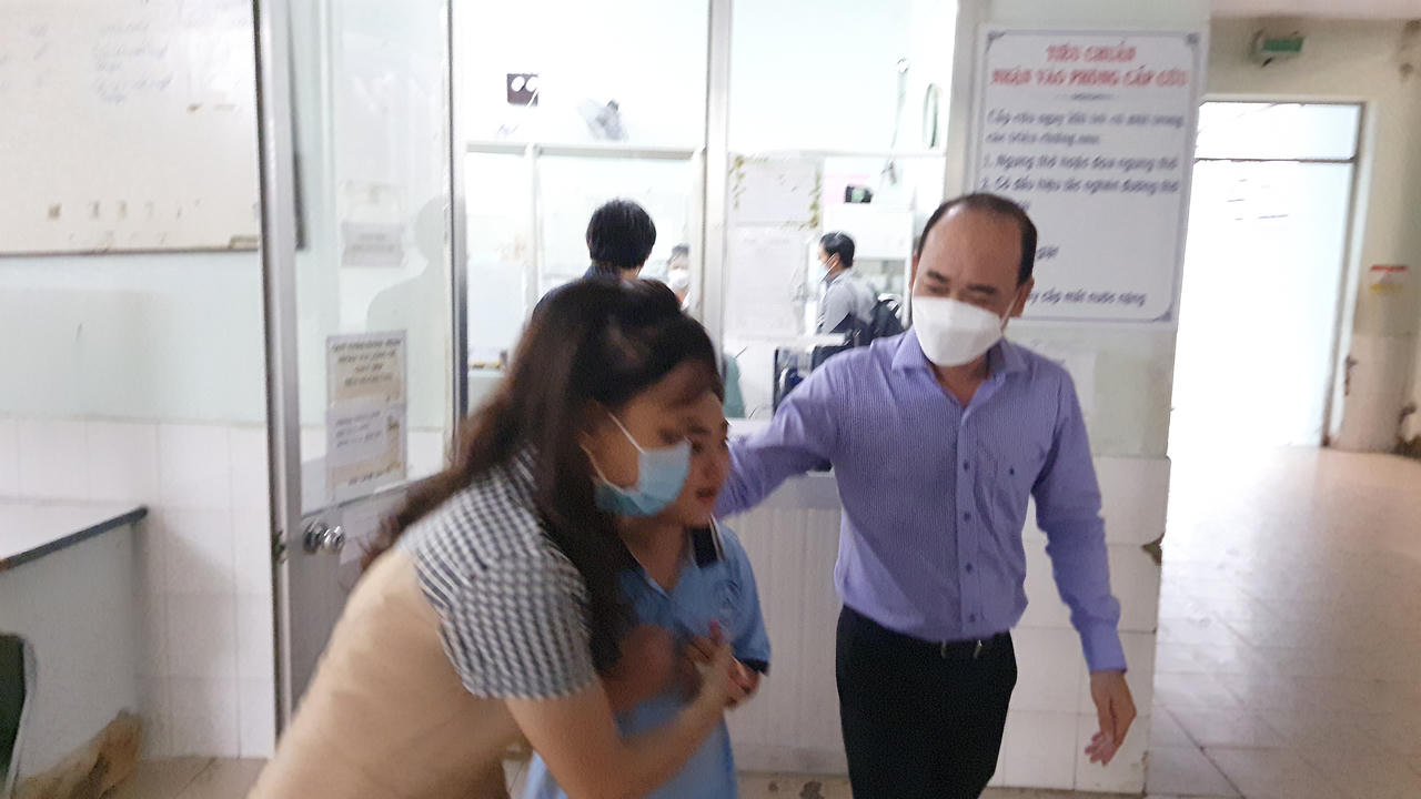 Lại thêm một vụ nhiều học sinh tiểu học nhập viện cấp cứu nghi ngộ độc thực phẩm