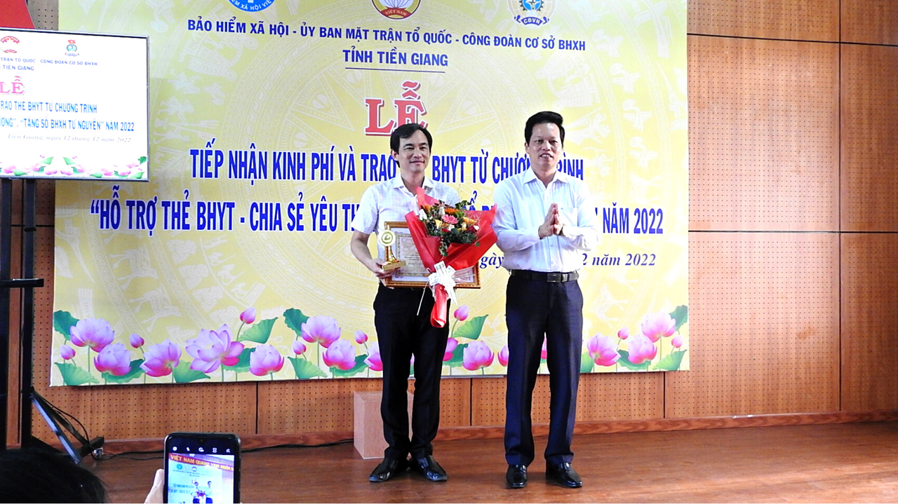 BHXH Tiền Giang vận động hơn 1,3 tỷ đồng hỗ trợ 6.873 thẻ BHYT cho người dân khó khăn