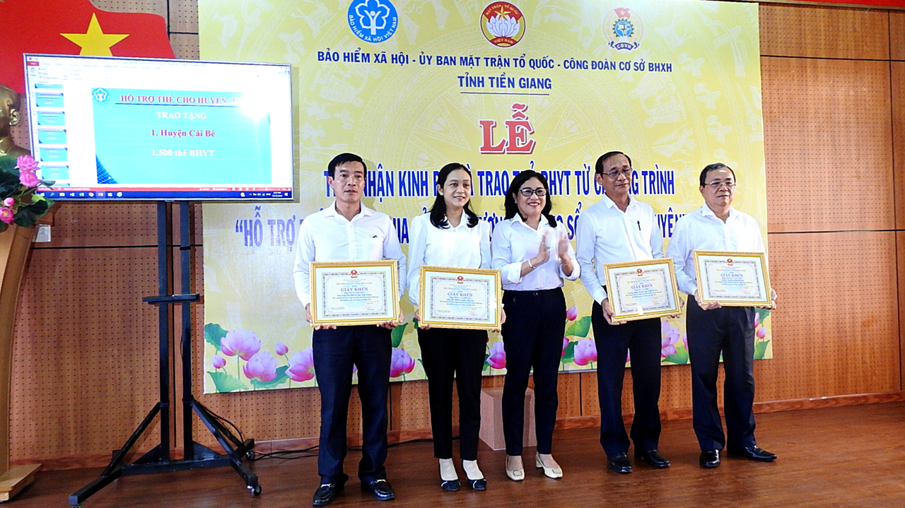 BHXH Tiền Giang vận động hơn 1,3 tỷ đồng hỗ trợ 6.873 thẻ BHYT cho người dân khó khăn