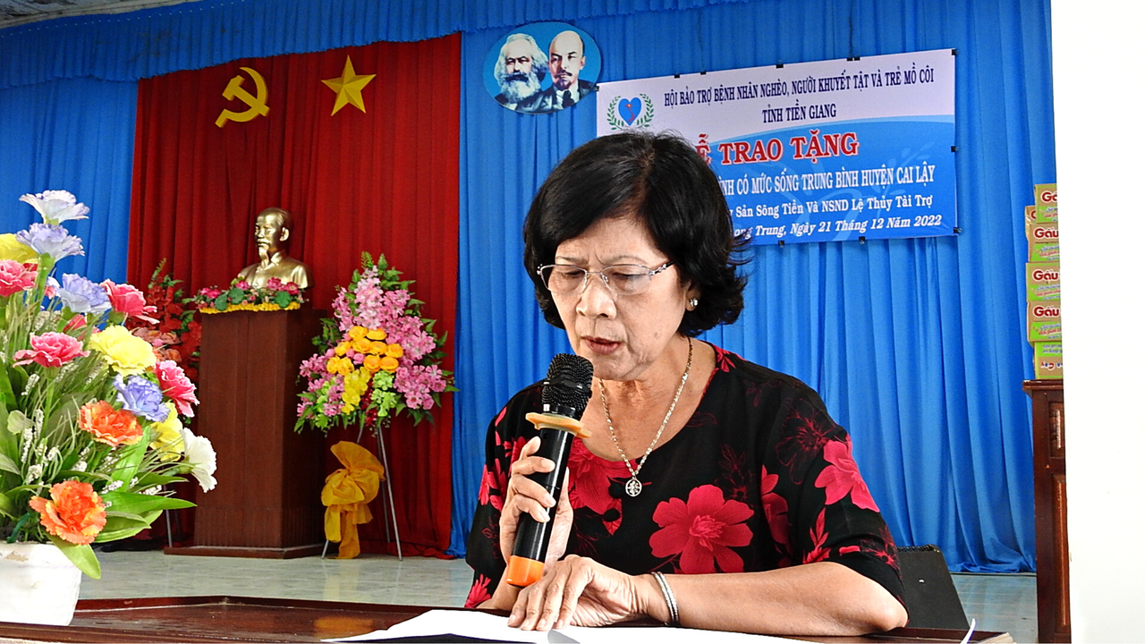 Trao tặng 500 thẻ BHYT cho hộ gia đình có mức sống trung bình tại huyện Cai Lậy (Tiền Giang)