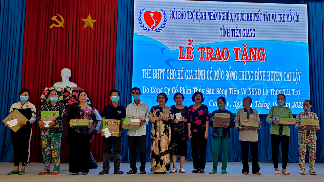 Trao tặng 500 thẻ BHYT cho hộ gia đình có mức sống trung bình tại huyện Cai Lậy (Tiền Giang)