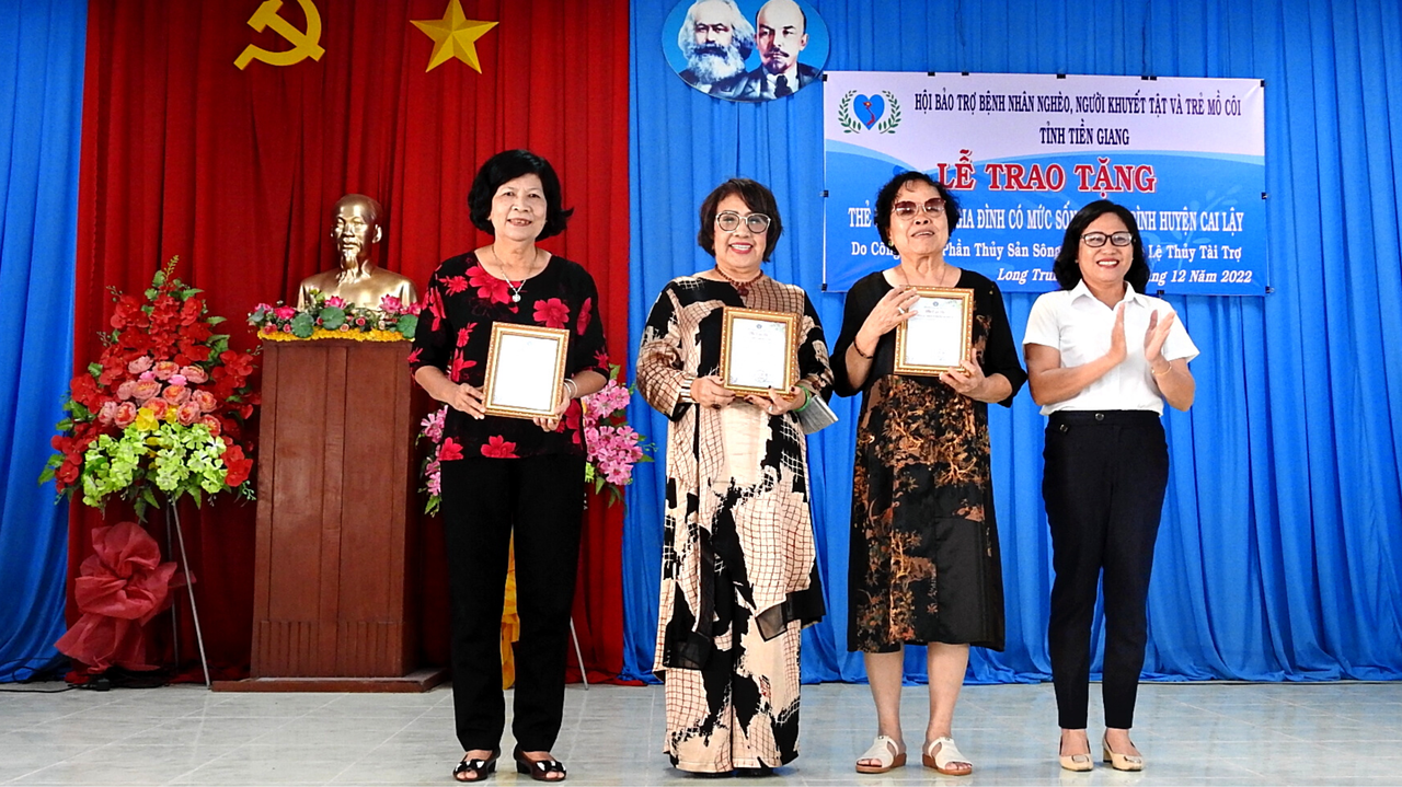 Trao tặng 500 thẻ BHYT cho hộ gia đình có mức sống trung bình tại huyện Cai Lậy (Tiền Giang)