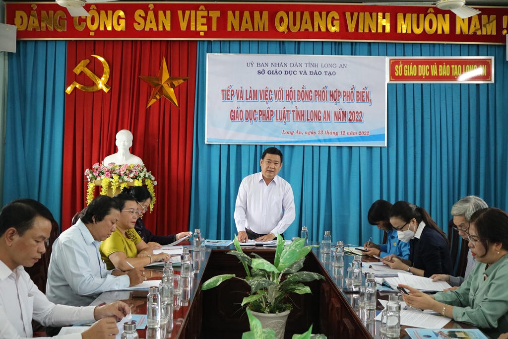 Hội đồng phối hợp PBGDPL tỉnh Long An kiểm tra tại Sở Giáo dục và Đào tạo