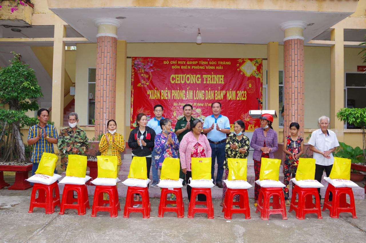 Mang 'Xuân Biên phòng, ấm lòng dân bản' về với người dân khu vực biên giới biển Sóc Trăng