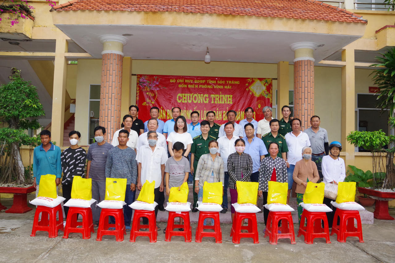 Mang 'Xuân Biên phòng, ấm lòng dân bản' về với người dân khu vực biên giới biển Sóc Trăng