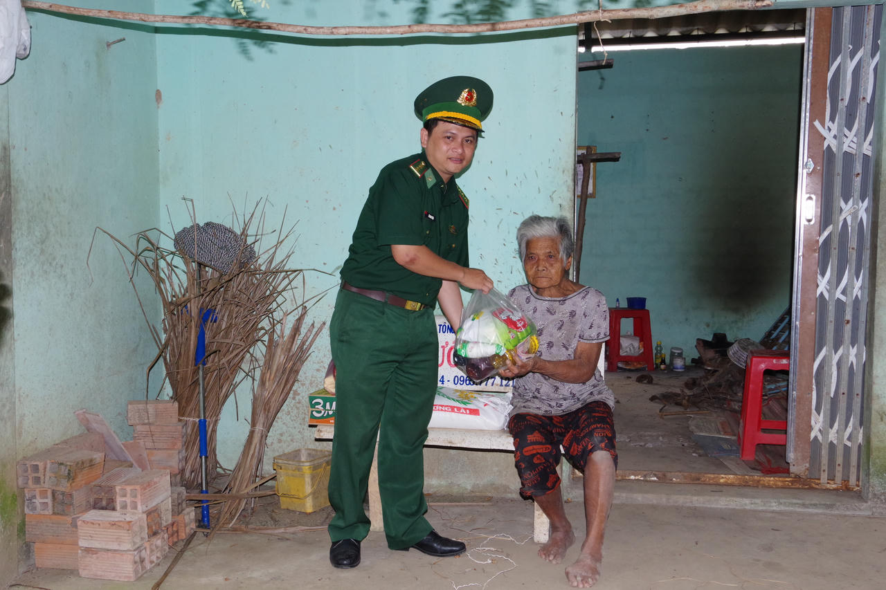 Mang 'Xuân Biên phòng, ấm lòng dân bản' về với người dân khu vực biên giới biển Sóc Trăng