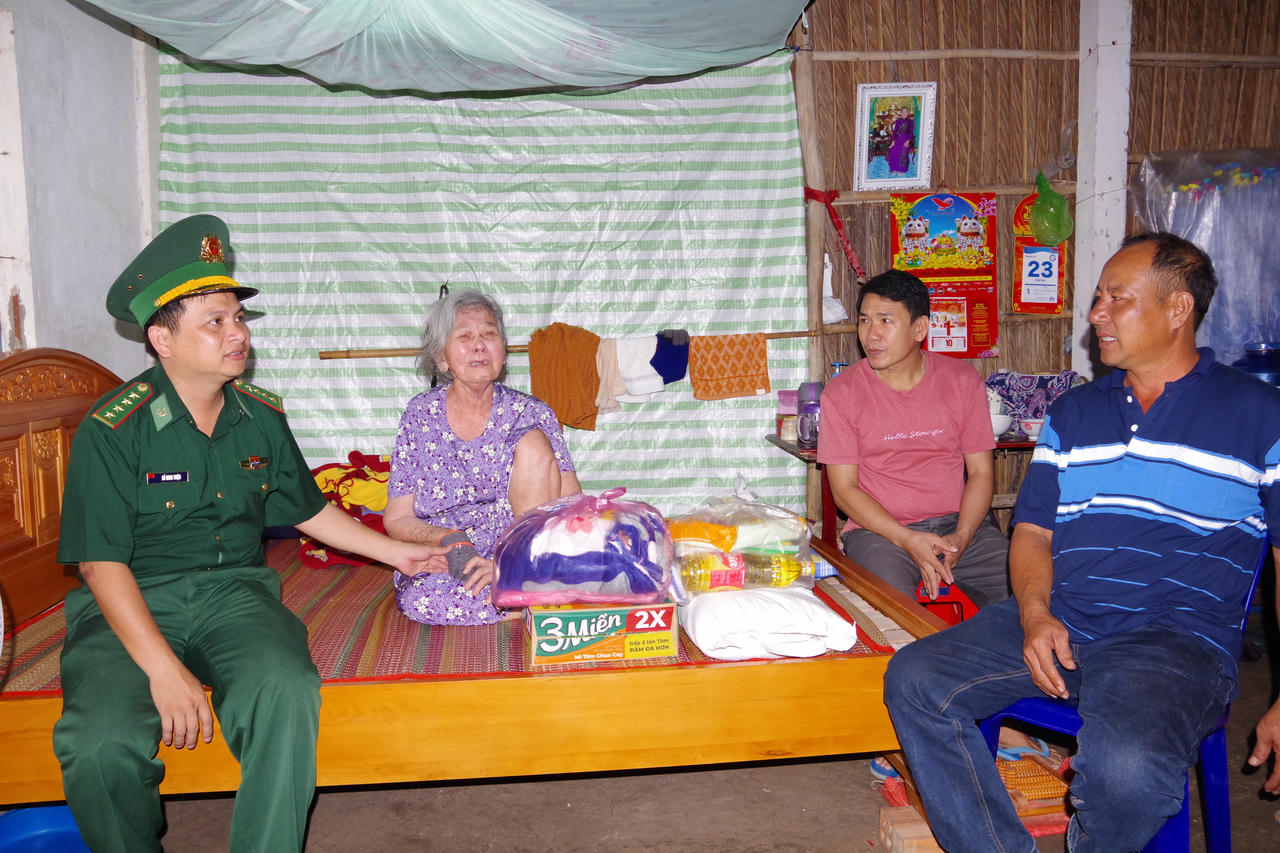 Mang 'Xuân Biên phòng, ấm lòng dân bản' về với người dân khu vực biên giới biển Sóc Trăng