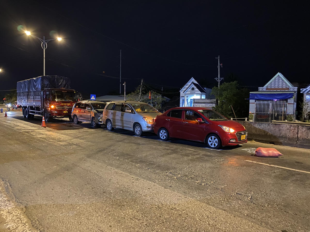 4 ô tô tông liên hoàn trên Quốc lộ 1 