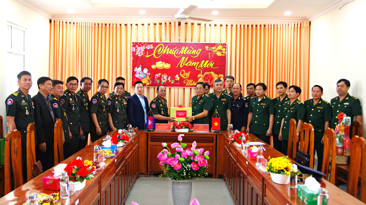 Bộ Tư lệnh Cảnh vệ Quân đội hoàng gia Campuchia chúc Tết Bộ đội Biên phòng tỉnh Đồng Tháp