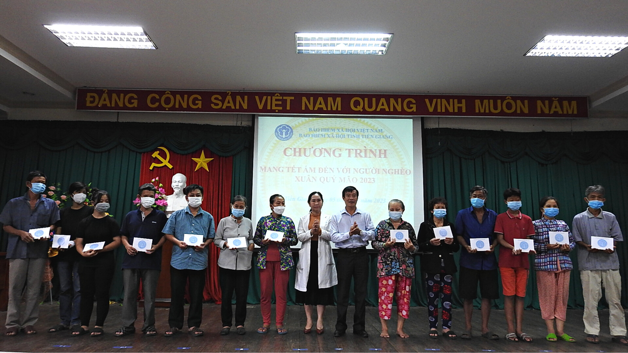 Bảo hiểm xã hội Tiền Giang mang Tết ấm đến với bệnh nhân người nghèo