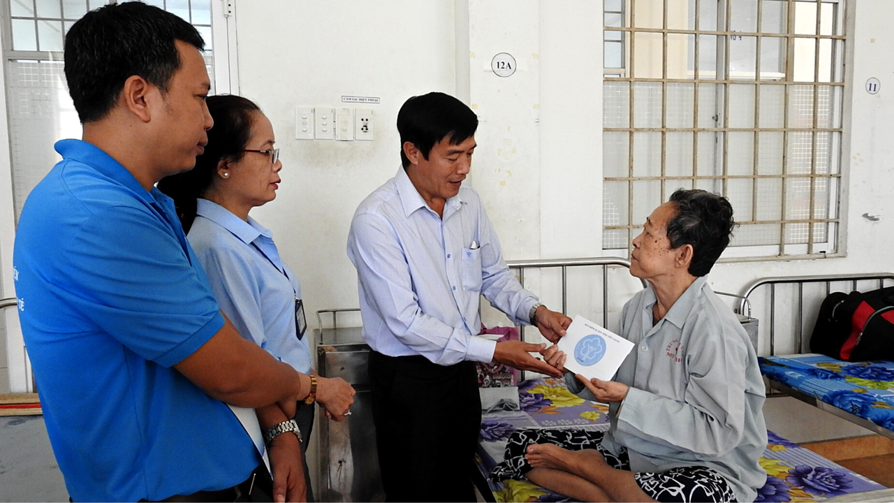 Bảo hiểm xã hội Tiền Giang mang Tết ấm đến với bệnh nhân người nghèo