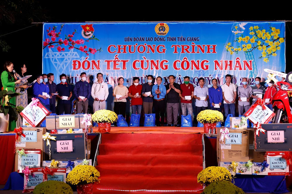 Mang Tết đến với công nhân khu công nghiệp ở Tiền Giang