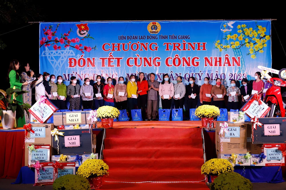 Mang Tết đến với công nhân khu công nghiệp ở Tiền Giang