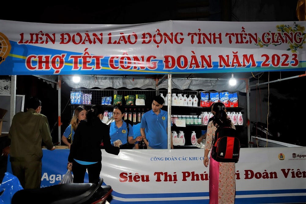 Mang Tết đến với công nhân khu công nghiệp ở Tiền Giang