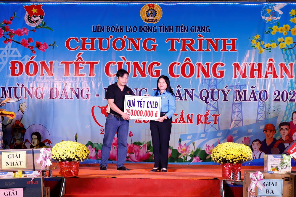 Mang Tết đến với công nhân khu công nghiệp ở Tiền Giang