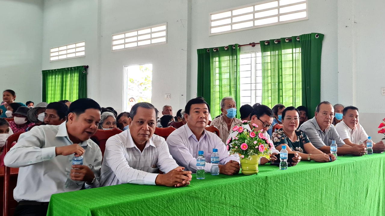 Tuyên truyền pháp luật và tặng quà cho người dân có hoàn cảnh khó khăn tại Long An