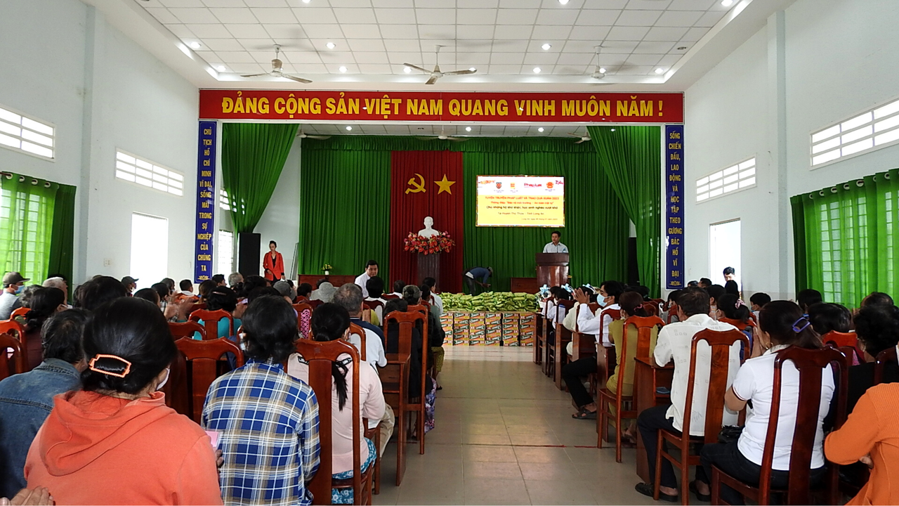 Tuyên truyền pháp luật và tặng quà cho người dân có hoàn cảnh khó khăn tại Long An