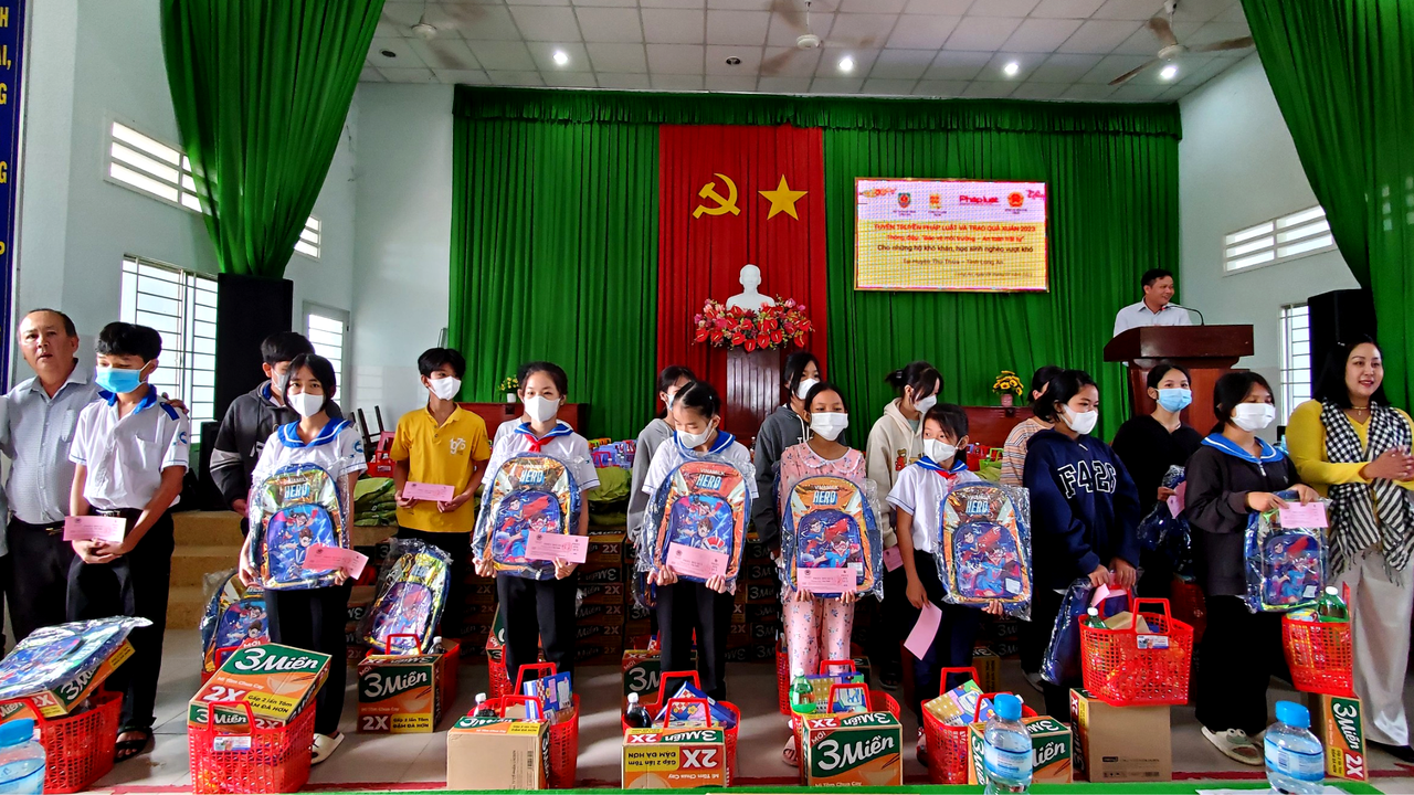 Tuyên truyền pháp luật và tặng quà cho người dân có hoàn cảnh khó khăn tại Long An