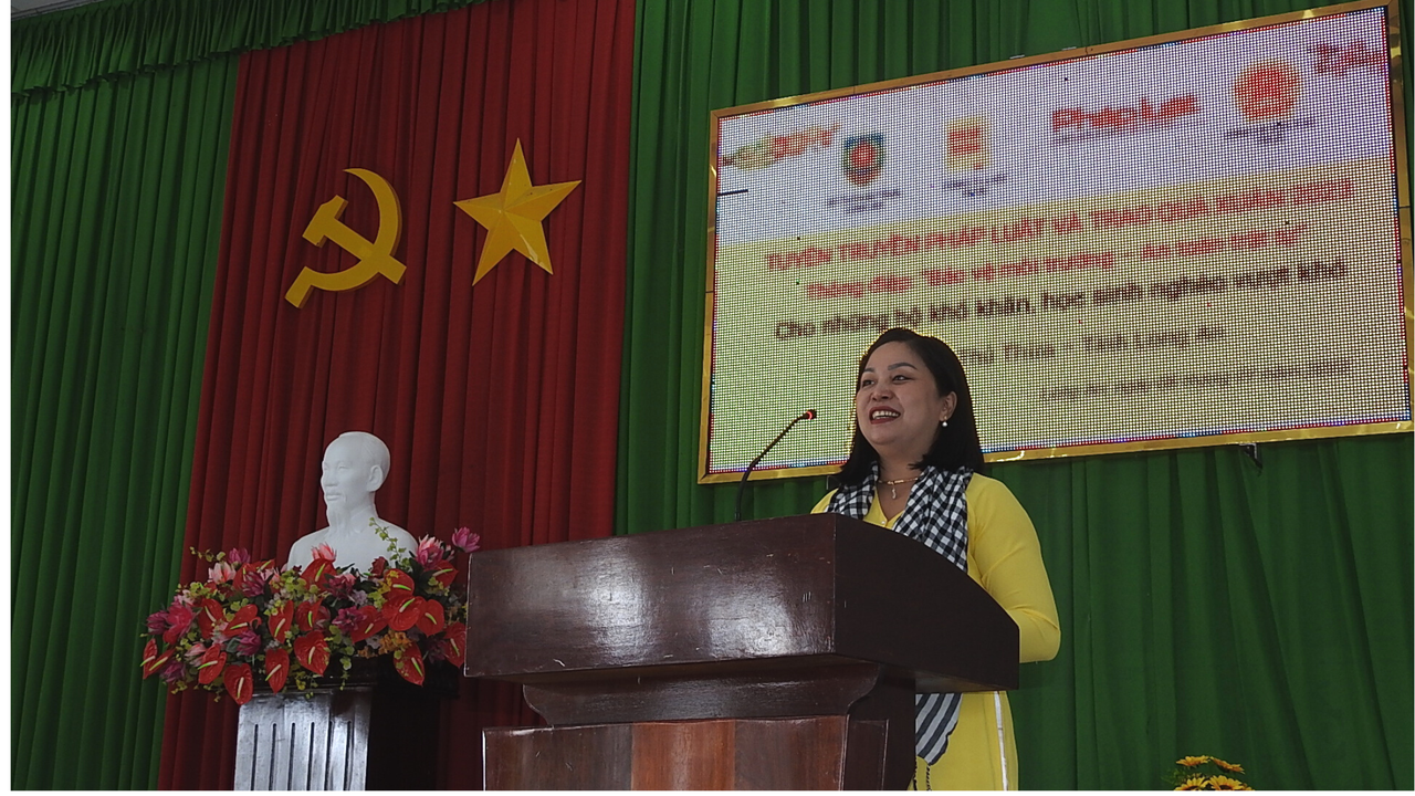 Tuyên truyền pháp luật và tặng quà cho người dân có hoàn cảnh khó khăn tại Long An