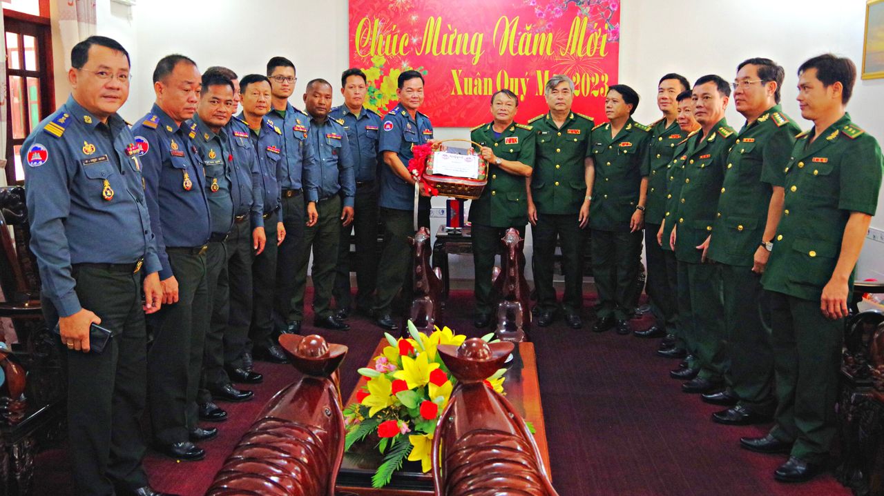 Lực lượng vũ trang tỉnh Prâyveng, Vương quốc Campuchia chúc Tết Bộ đội Biên phòng tỉnh Đồng Tháp