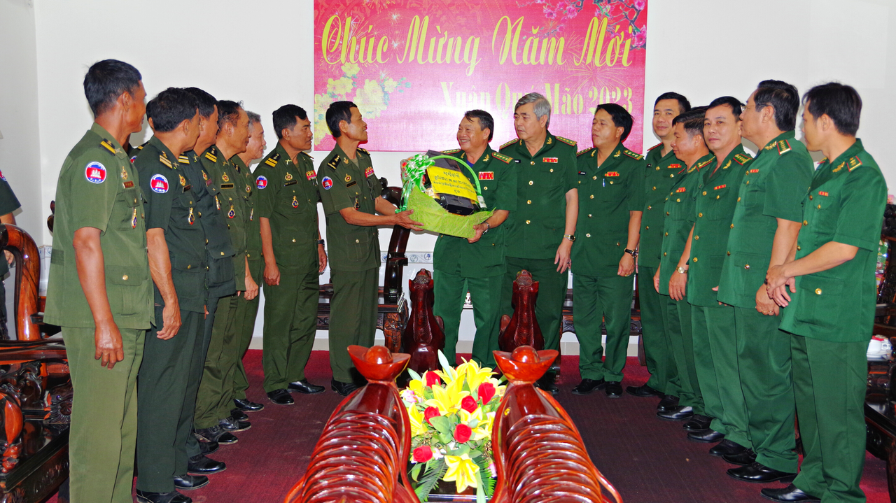 Lực lượng vũ trang tỉnh Prâyveng, Vương quốc Campuchia chúc Tết Bộ đội Biên phòng tỉnh Đồng Tháp
