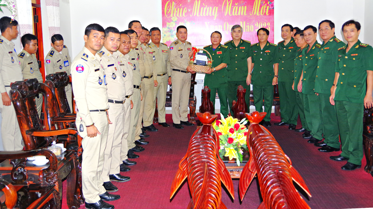 Lực lượng vũ trang tỉnh Prâyveng, Vương quốc Campuchia chúc Tết Bộ đội Biên phòng tỉnh Đồng Tháp