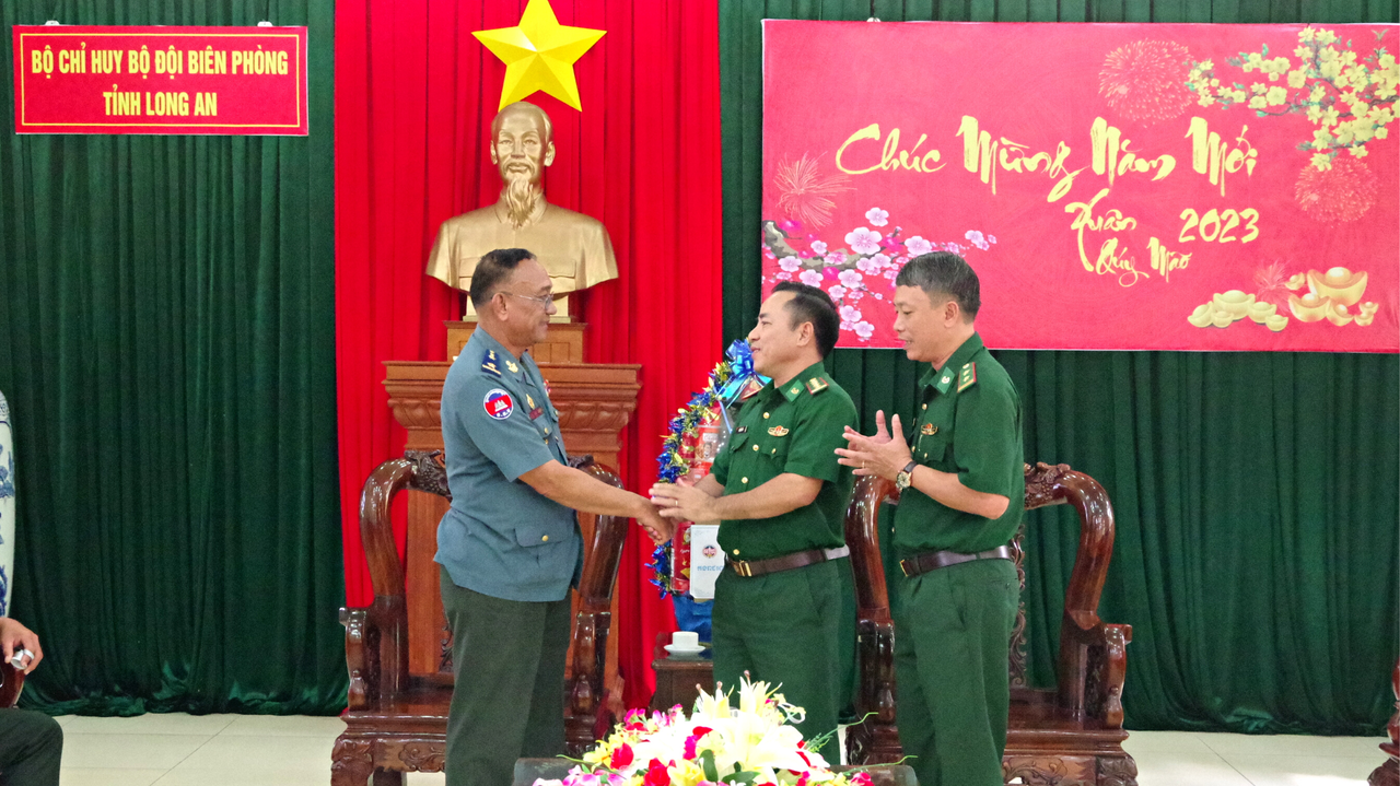 Lực lượng vũ trang tỉnh Svay Rieng thăm, chúc Tết Bộ đội Biên phòng tỉnh Long An