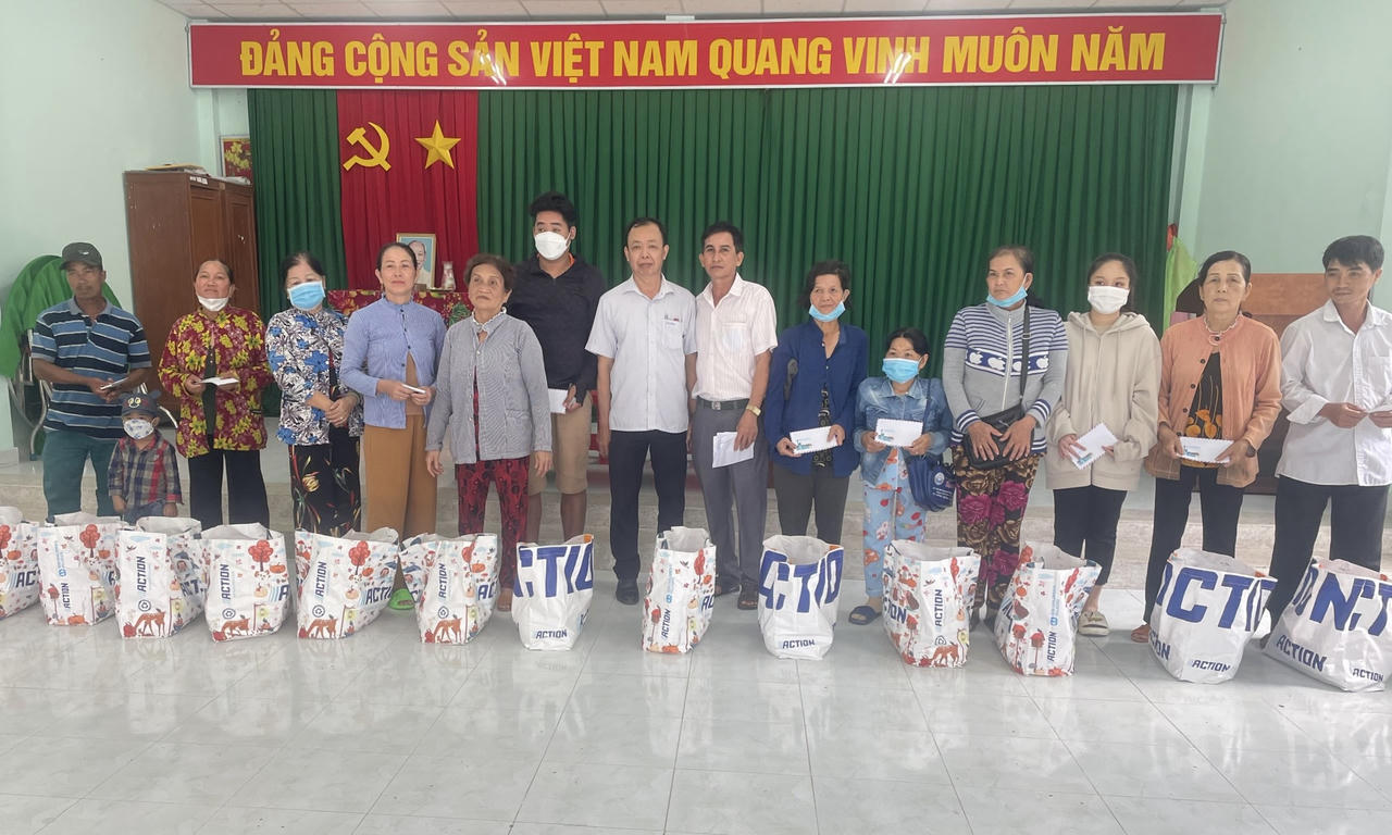 Thanh tra Sở GTVT Tiền Giang tặng quà Tết hộ nghèo ở huyện Tân Phước và thị xã Cai Lậy