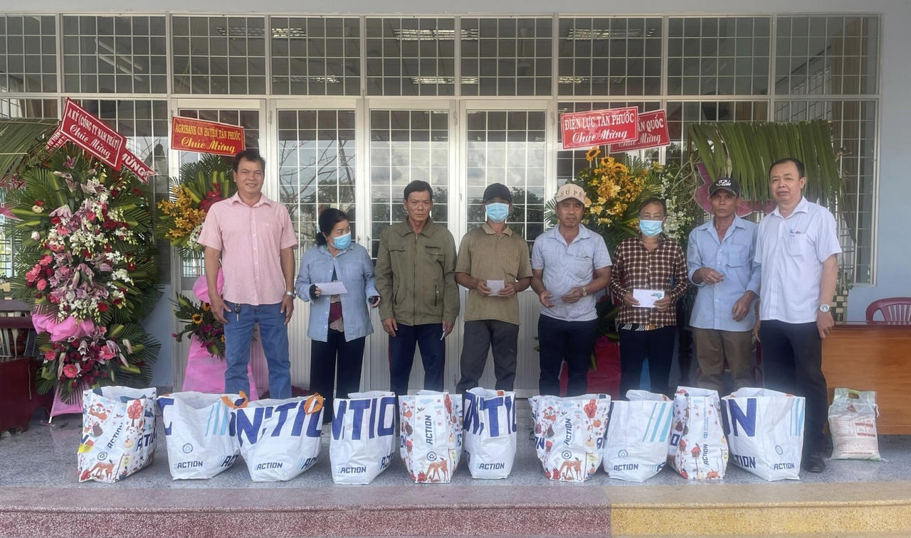 Thanh tra Sở GTVT Tiền Giang tặng quà Tết hộ nghèo ở huyện Tân Phước và thị xã Cai Lậy