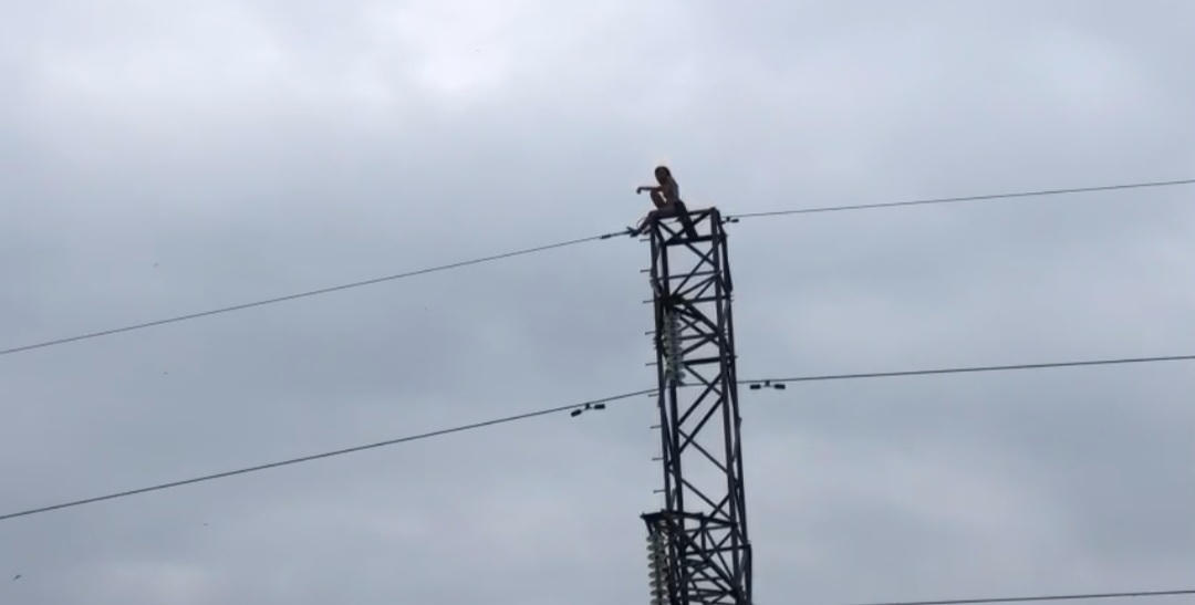 Cứu cô gái trẻ không mặc quần áo leo lên trụ điện cao thế