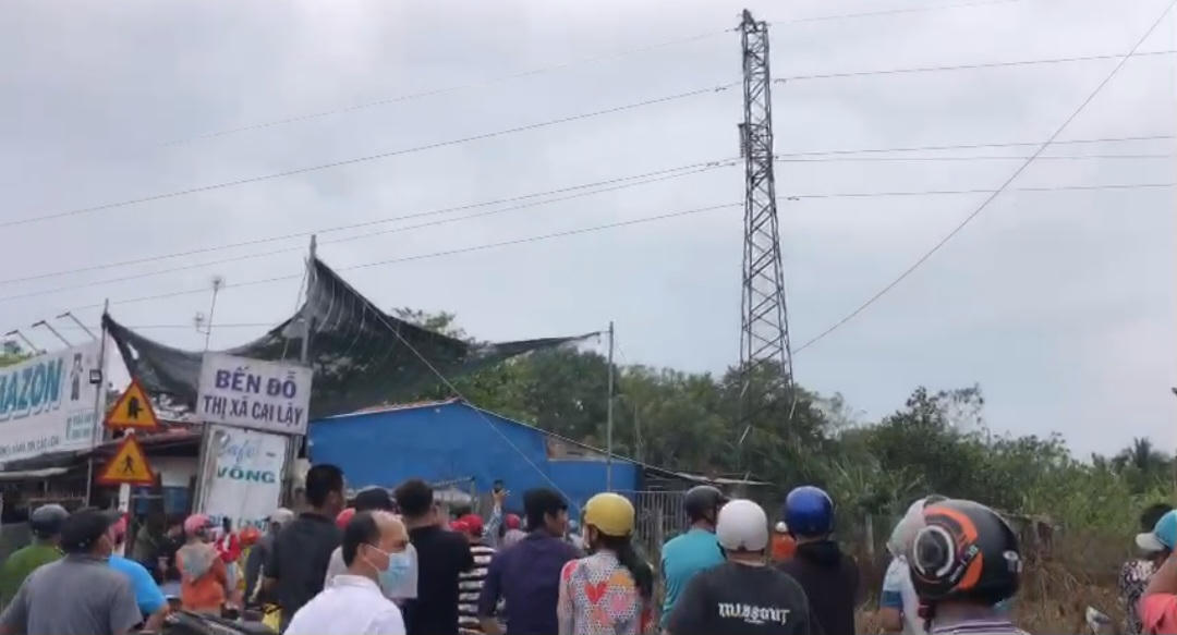 Cứu cô gái trẻ không mặc quần áo leo lên trụ điện cao thế