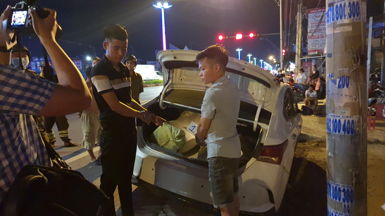 Bắt giữ hai thanh niên vận chuyển 6.500 bao thuốc lá lậu trên Quốc lộ 1