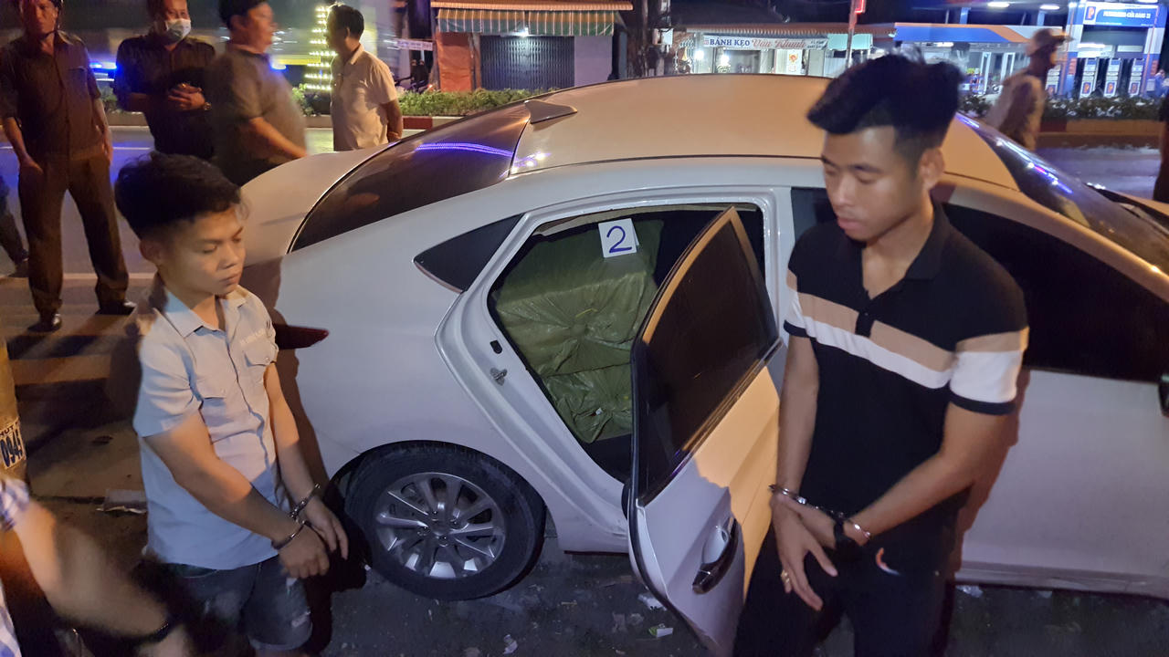 Bắt giữ hai thanh niên vận chuyển 6.500 bao thuốc lá lậu trên Quốc lộ 1