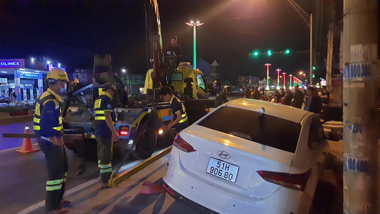 Bắt giữ hai thanh niên vận chuyển 6.500 bao thuốc lá lậu trên Quốc lộ 1