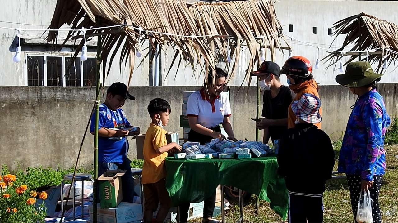 'Hội chợ Không đồng' ấm lòng người dân