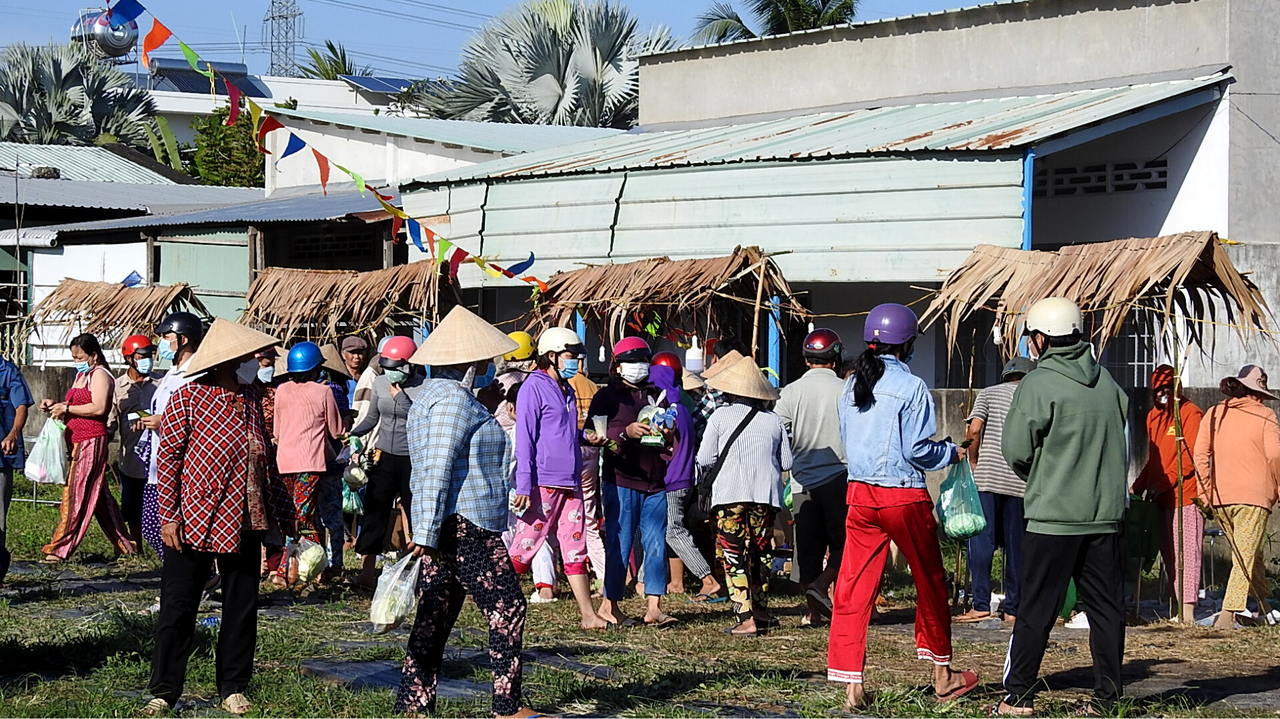 'Hội chợ Không đồng' ấm lòng người dân