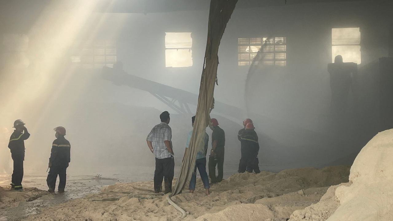 Cháy lớn kho chứa nguyên liệu chế biến thức ăn chăn nuôi cạnh cây xăng