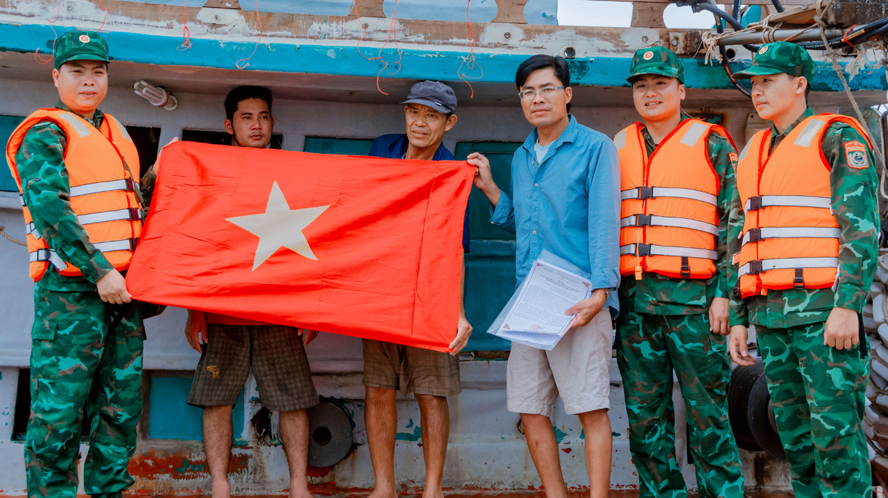 'Chạy nước rút' cùng ngư dân gỡ 'thẻ vàng'