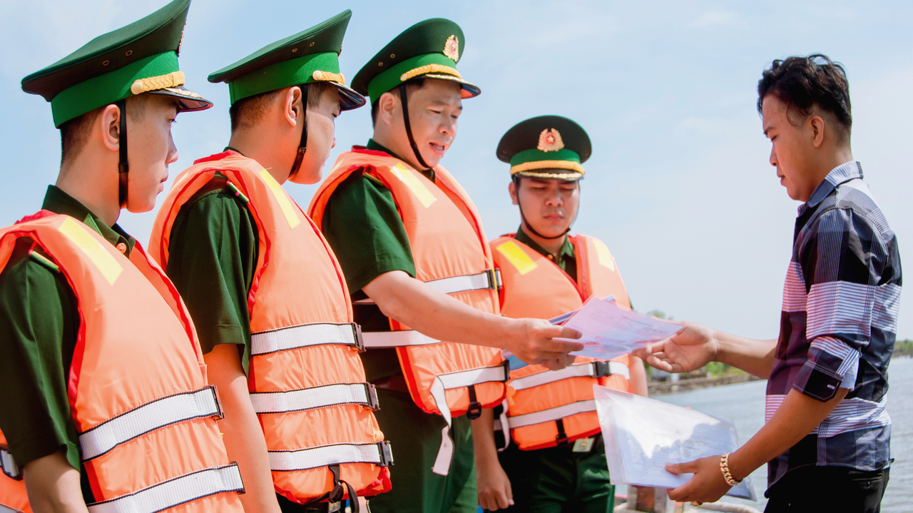 'Chạy nước rút' cùng ngư dân gỡ 'thẻ vàng'