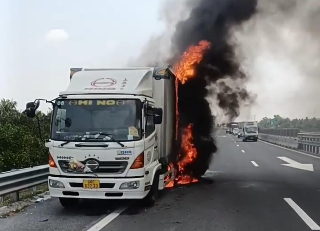 Xe tải cháy rụi trên đường cao tốc Trung Lương - Mỹ Thuận