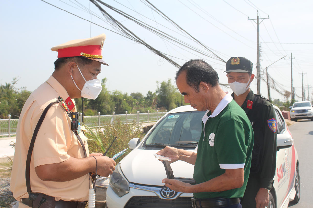 'Siết' xử lý vi phạm quy định an toàn giao thông trên Quốc lộ 62 và Quốc lộ N2