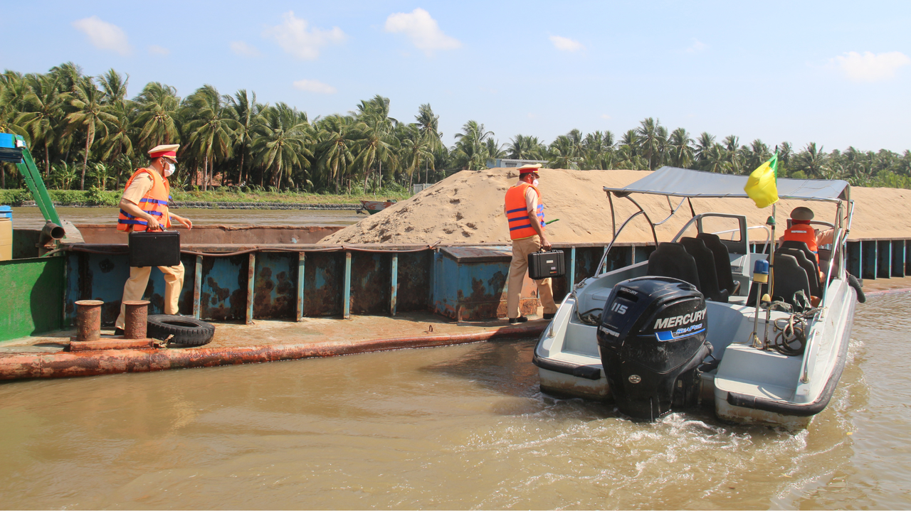 Chấn chỉnh hoạt động chở quá vạch dấu mớn nước an toàn trên tuyến đường thủy nội địa