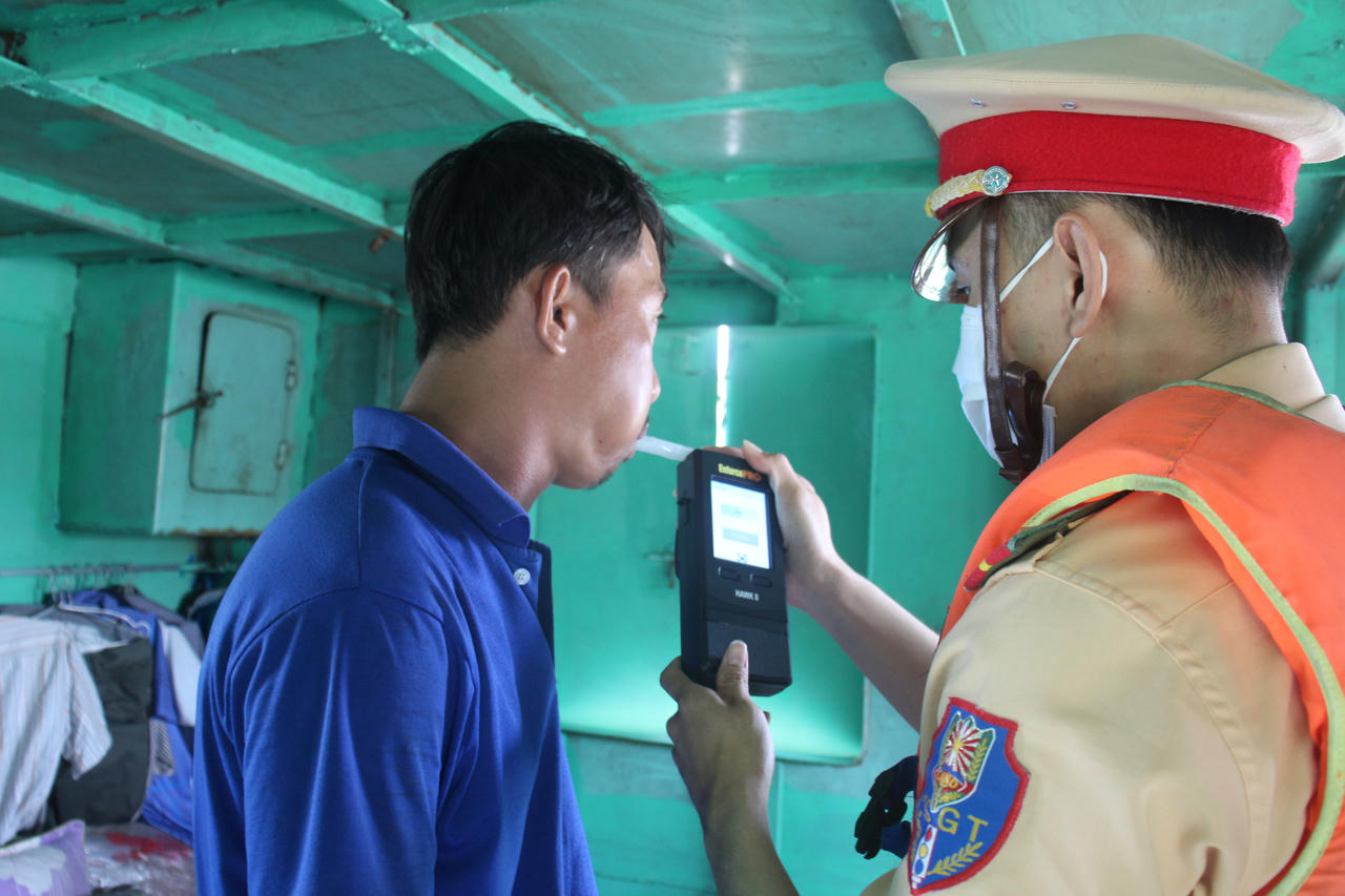 Chấn chỉnh hoạt động chở quá vạch dấu mớn nước an toàn trên tuyến đường thủy nội địa