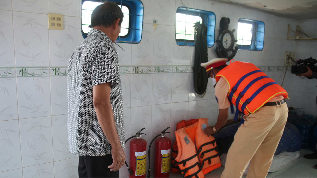 Chấn chỉnh hoạt động chở quá vạch dấu mớn nước an toàn trên tuyến đường thủy nội địa