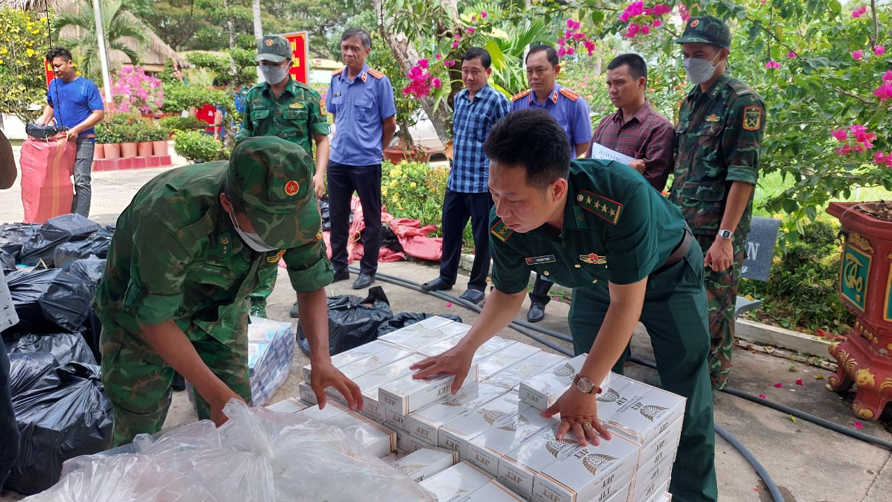 Long An: Bắt giữ vụ vận chuyển hơn 57.000 bao thuốc lá ngoại nhập lậu